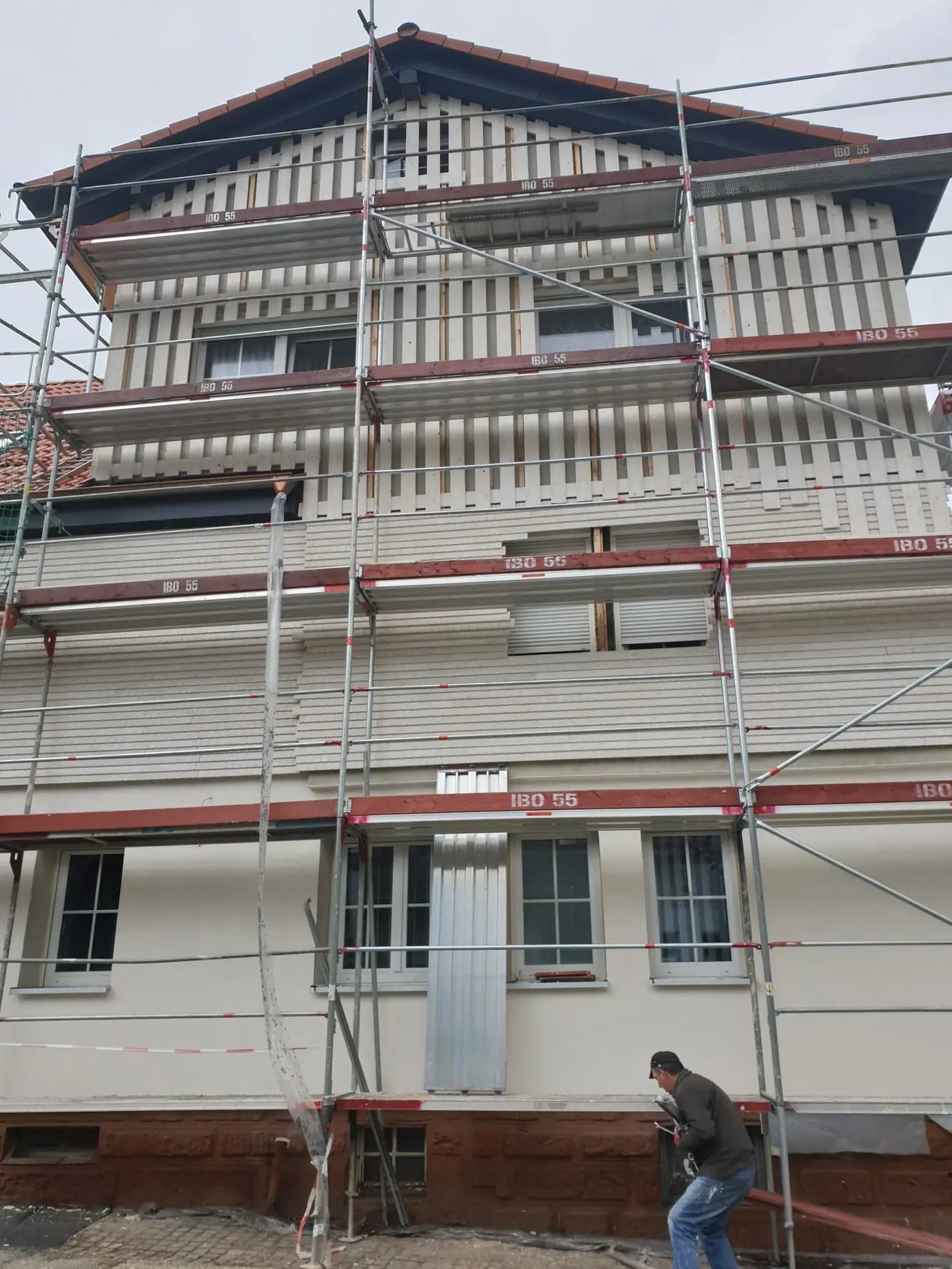 Fassadengerüst an einem Mehrfamilienhaus